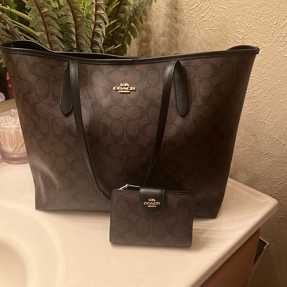 Coach tote in signature canvas with Wallet